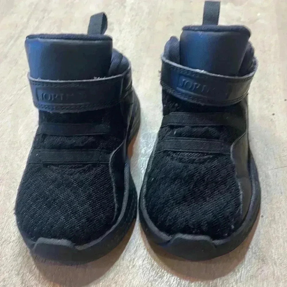 Air Jordan sneakers, size 6c, gently used. - Picture 6 of 6